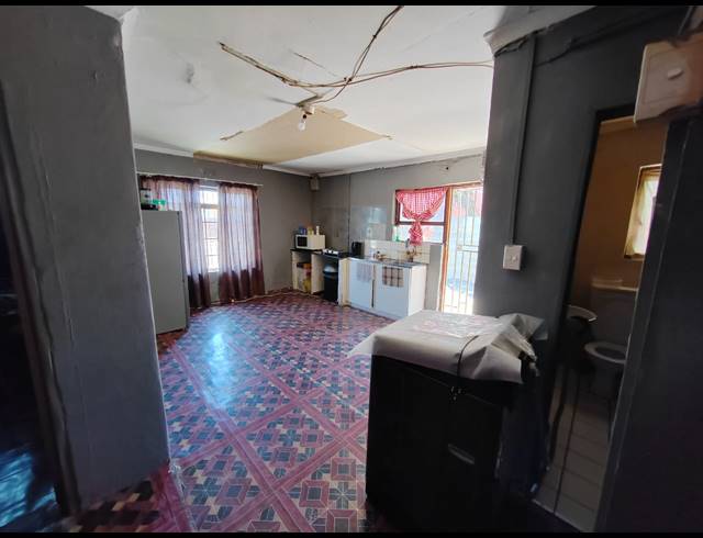 6 BEDROOM HOUSE FOR SALE IN MALIBU VILLAGE